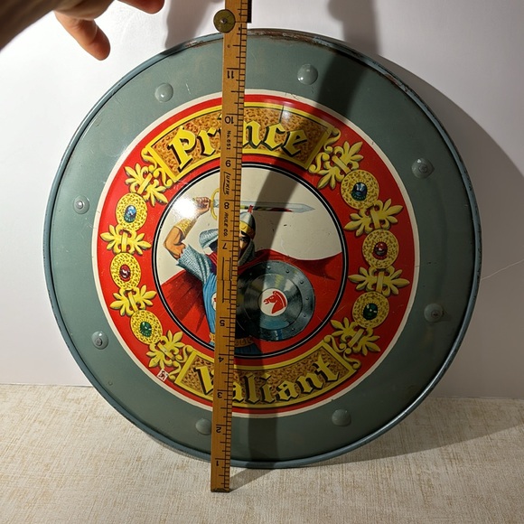 Vintage "Prince Valiant" Metal Shield by Mattel (c. 1950's) - Picture 7 of 7